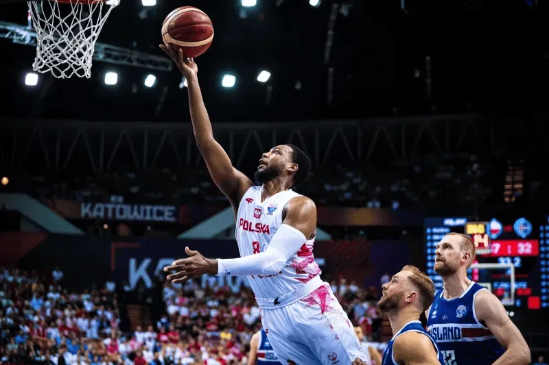 九游体育-延续状态！乔丹-劳埃德半场出战16分钟，8中4得到10分3板1助