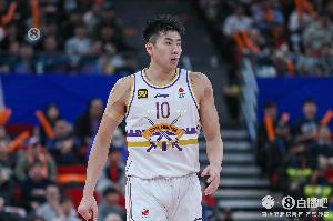 九游体育-效率不错但罚球还得练练！邹雨宸替补6中4&amp;罚球5中2拿10分5板