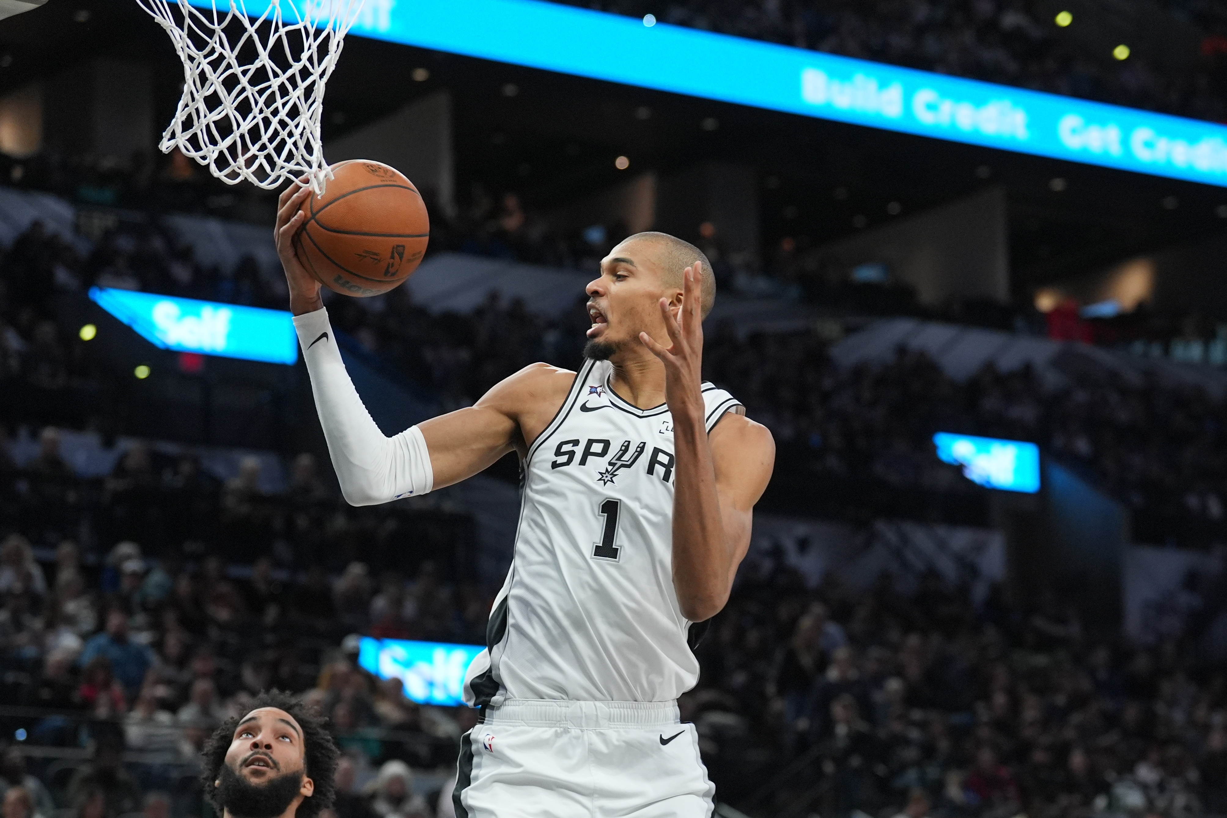 九游体育网站入口-统治级表现！文班亚马上半场16分钟9投7中&amp;三分6中5 轰下20分6板